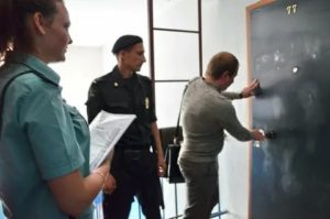 При каких условиях к  вам в дом могут войти судебные пристовы