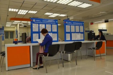 Продал машину нужно ли идти в налоговую?