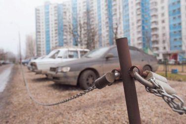 Самовольный захват парковочных мест во дворе