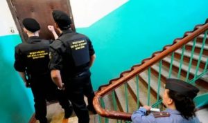 У меня собака на цепи имеют ли право судебные приставы бить ее чтобы пройти в квартиру