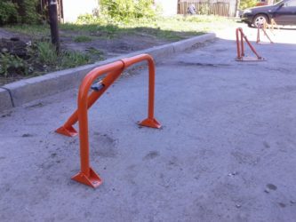 Устройство для парковки автомобиля во дворе