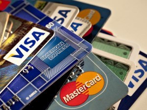 В чем состоят различия дебетовой и кредитовой карт