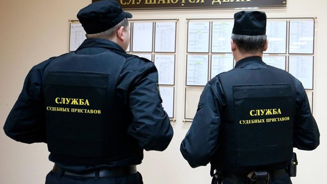 В каких банках не арестовывают счет приставы
