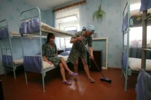 В колониях поселения могут и мужчины и женщины вместе сидеть