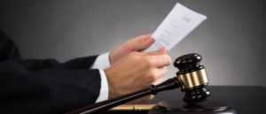 В суде рассматривалось дело о взыскании алиментов судья признал