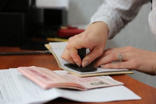Возможно ли выписать ребенку у отца и прописать к матери