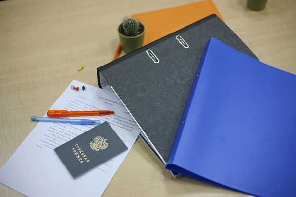 Выдача трудовой книжки при увольнении по тк рф: процедура и сроки выдачи