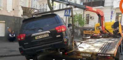 Вызов эвакуатора при неправильной парковке во дворе